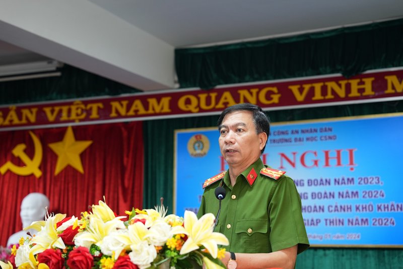 Đại tá Đặng Văn Tám - Phó Bí thư Đảng ủy, Phó Hiệu trưởng Trường Đại học CSND phát biểu chỉ đạo. Ảnh:  