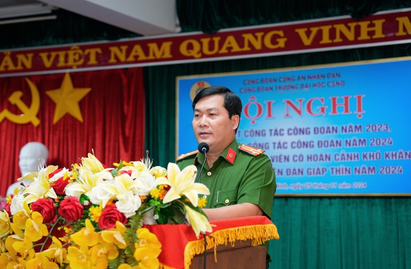 Thượng tá Phan Văn Đuộc - Chủ tịch Công đoàn Trường Đại học CSND phát biểu tại chương trình. Ảnh: Trường Đại học CSND. 