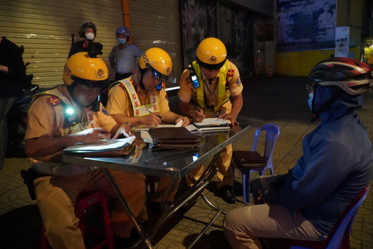 Làm việc với CSGT, anh T thừa nhận trước đó đã uống 3 chai bia, tuy nhiên ông không xuất trình được các giấy tờ liên quan.