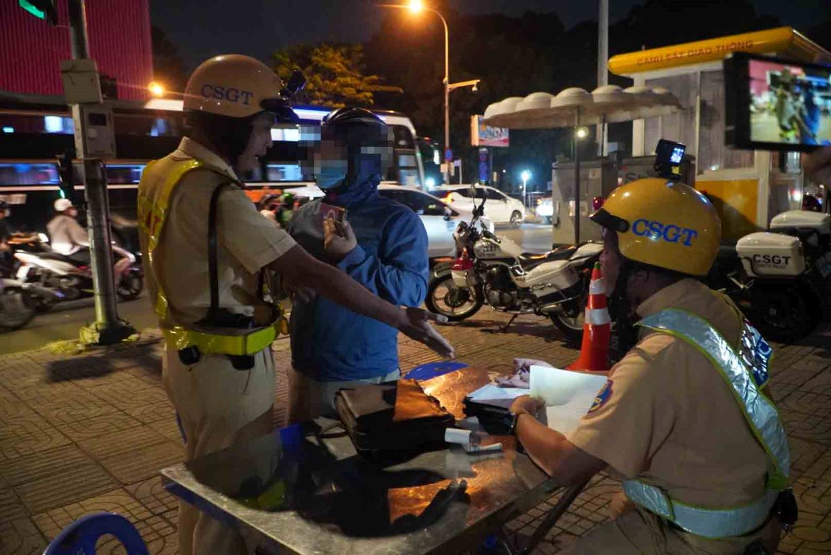 Anh T nhiều lần rời khỏi bàn làm việc buộc các chiến sĩ CSGT phải nhiều lần yêu cầu ông T trở lại bàn làm việc, hoàn tất quá trình lập biên bản vi phạm. 