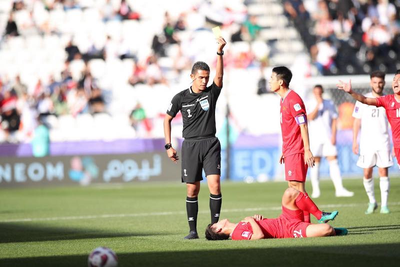 Văn Khang nhận 2 thẻ vàng (thẻ đỏ) trong trận gặp Iraq tại Asian Cup 2023. Ảnh: Quỳnh Anh