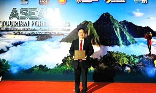 Ông Hoàng Vũ Thảnh - Chủ tịch UBND TP Vũng Tàu đại diện địa phương đón nhận giải thưởng. Ảnh: UBND VT