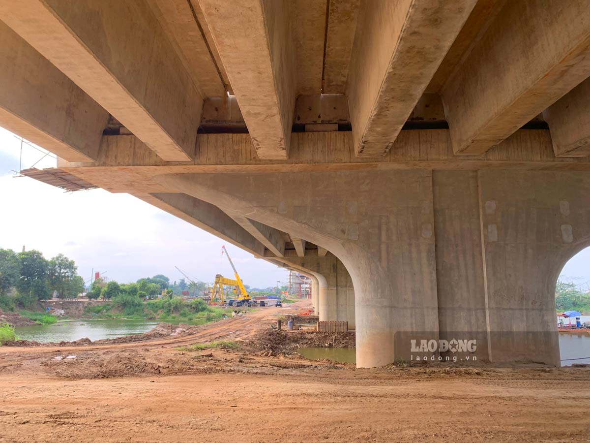 Tổng mức đầu tư của dự án là 1.200 tỉ đồng, quy mô gồm hạng mục xây dựng cầu qua sông Đào và đường dẫn có tổng chiều dài khoảng 1,6km.