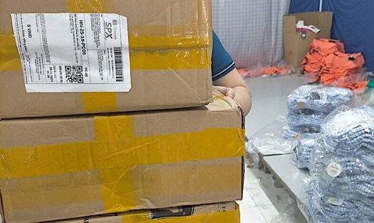 Đoàn viên Công ty TNHH BeeAhn Việt Nam nhận hàng sau khi mua hàng tại "Chợ Tết Công đoàn online". Ảnh: Thu Nguyệt