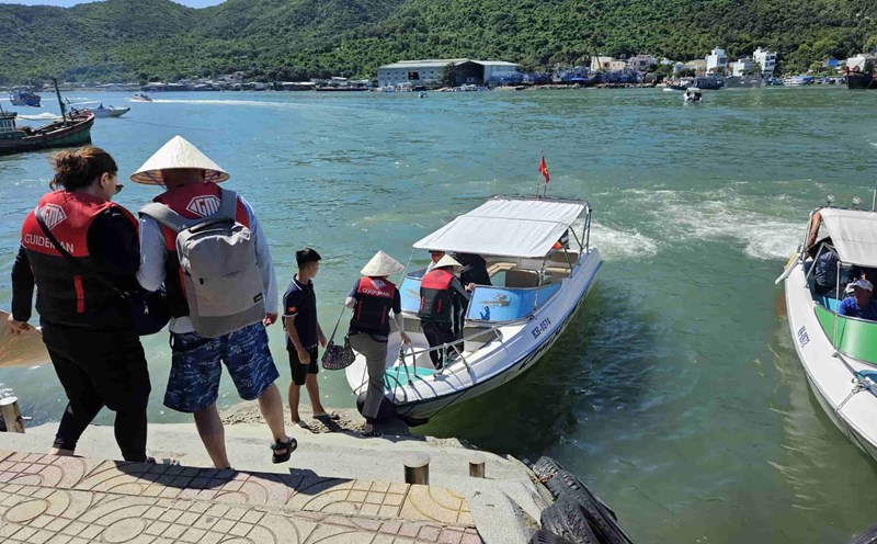 Khách du lịch đến với Khánh Hòa tăng cao trong các dịp lễ. Ảnh: Hữu Long