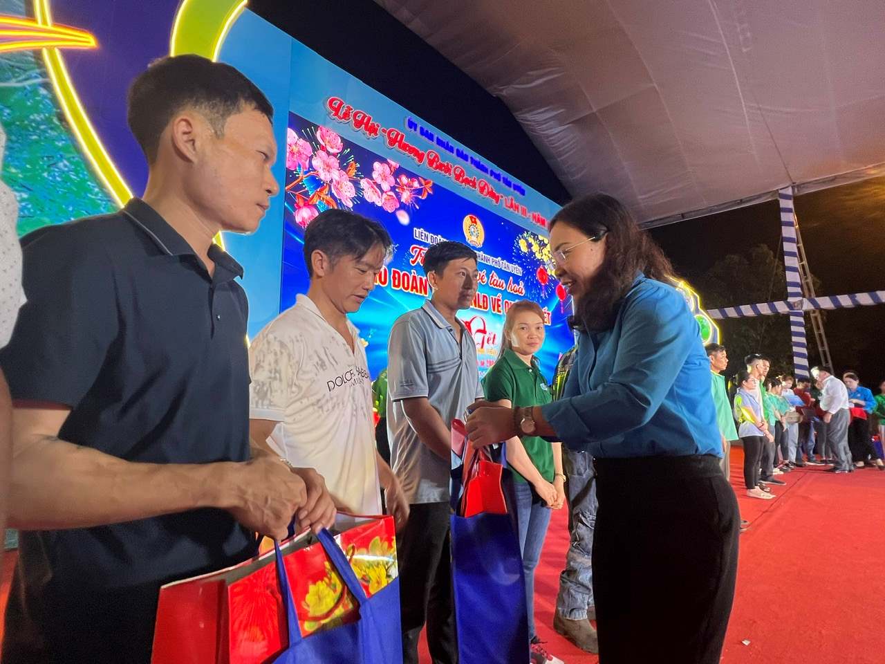 Bà Lưu Thị Tuyết Trinh - Chủ tịch LĐLĐ thành phố Tân Uyên trao quà Tết cho công nhân lao động khó khăn. Ảnh: Dương Bình