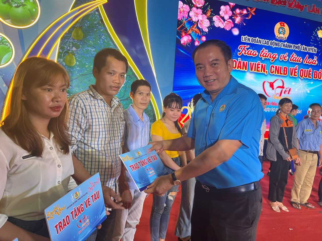 Ông Đặng Trung Dũng - Phó Chủ tịch LĐLĐ tỉnh Bình Dương trao tặng vé tàu cho công nhân lao động. Ảnh: Dương Bình