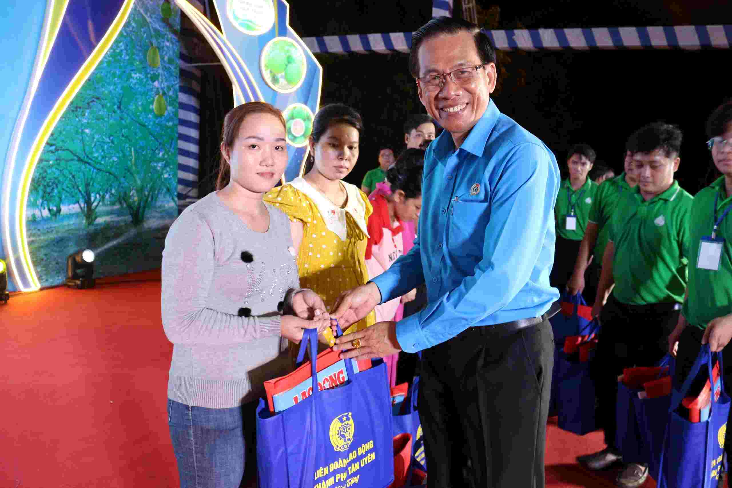 Ông Lê Minh Hoàng - Phó Chủ tịch LĐLĐ thành phố Tân Uyên trao quà Tết cho công nhân khó khăn. Ảnh: Dương Bình