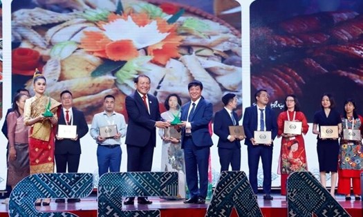 Ông Lê Đại Thăng, Phó Chủ tịch UBND Thị xã Sơn Tây nhận giải thưởng Sản phẩm Du lịch bền vững ASEAN 2024. Ảnh: HẢI ĐĂNG