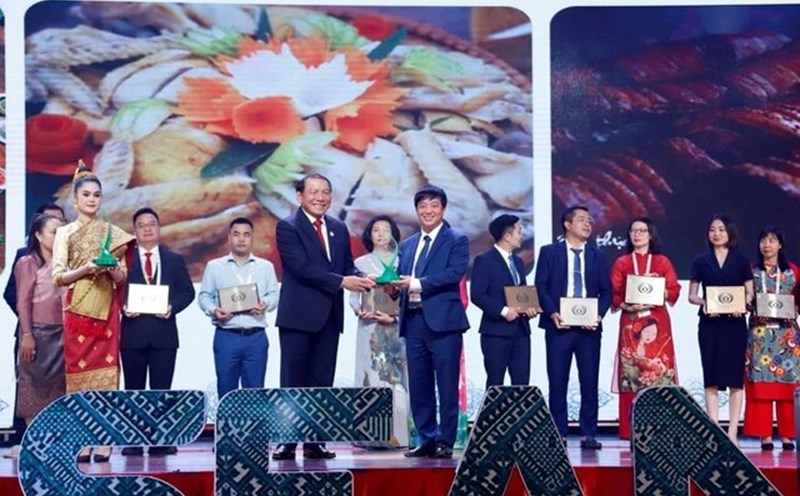 Ông Lê Đại Thăng, Phó Chủ tịch UBND Thị xã Sơn Tây nhận giải thưởng Sản phẩm Du lịch bền vững ASEAN 2024. Ảnh: HẢI ĐĂNG