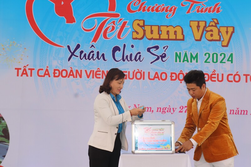 Chương trình bốc thăm trúng thưởng cho người lao động tỉnh Quảng Nam. Ảnh: Nguyễn Linh