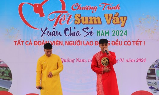 Những công nhân, người lao động làm việc trên địa bàn tỉnh Quảng Nam múa, hát trong chương trình "Tết Sum vầy, Xuân chia sẻ". Ảnh: Nguyễn Linh