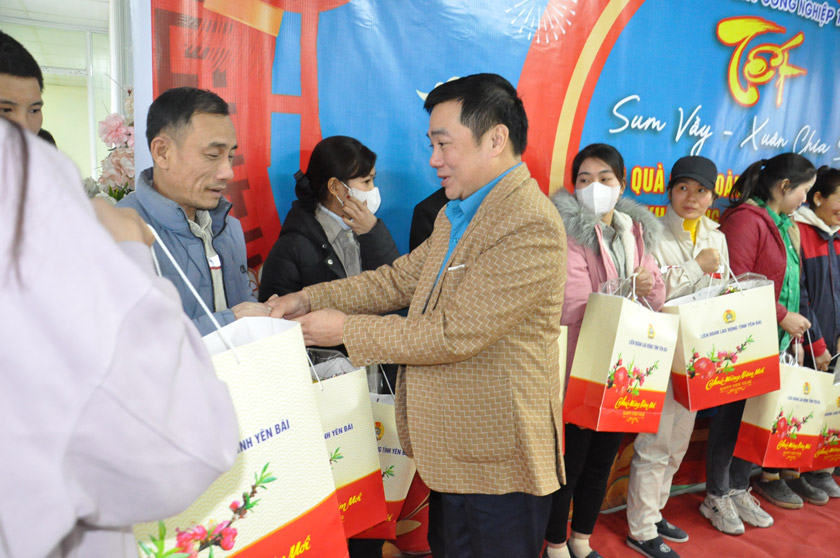 Ông Phan Huy Cường, Phó Chủ tịch LĐĐLĐ tỉnh Yên Bái trao quà cho đoàn viên, công nhân lao động. Ảnh: Phan Kiên