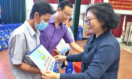 Bà Huỳnh Ngọc Nữ Phương Hồng - Bí thư Quận ủy Quận 5 (bìa phải) - tặng sổ tiết kiệm cho đoàn viên bị bệnh nan y, hiểm nghèo. Ảnh: Nam Dương