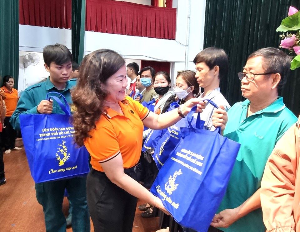 Lê Thị Bích Hạnh – Chủ tịch LĐLĐ Quận 5 – tặng quà cho các đoàn viên, người lao động. Ảnh: Nam Dương