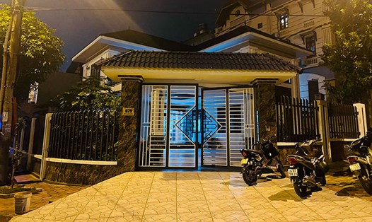 Khám xét nơi ở của bị can tại phường Bắc Lệnh, thành phố Lào Cai. Ảnh: Thanh Tuấn