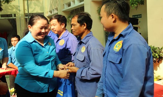Bà Lê Thị Kim Thúy - Phó Chủ tịch LĐLĐ TPHCM - tặng quà cho đoàn viên nghiệp đoàn tại TP Thủ Đức nhân dịp Tết Giáp Thìn. Ảnh: Phương Ngân