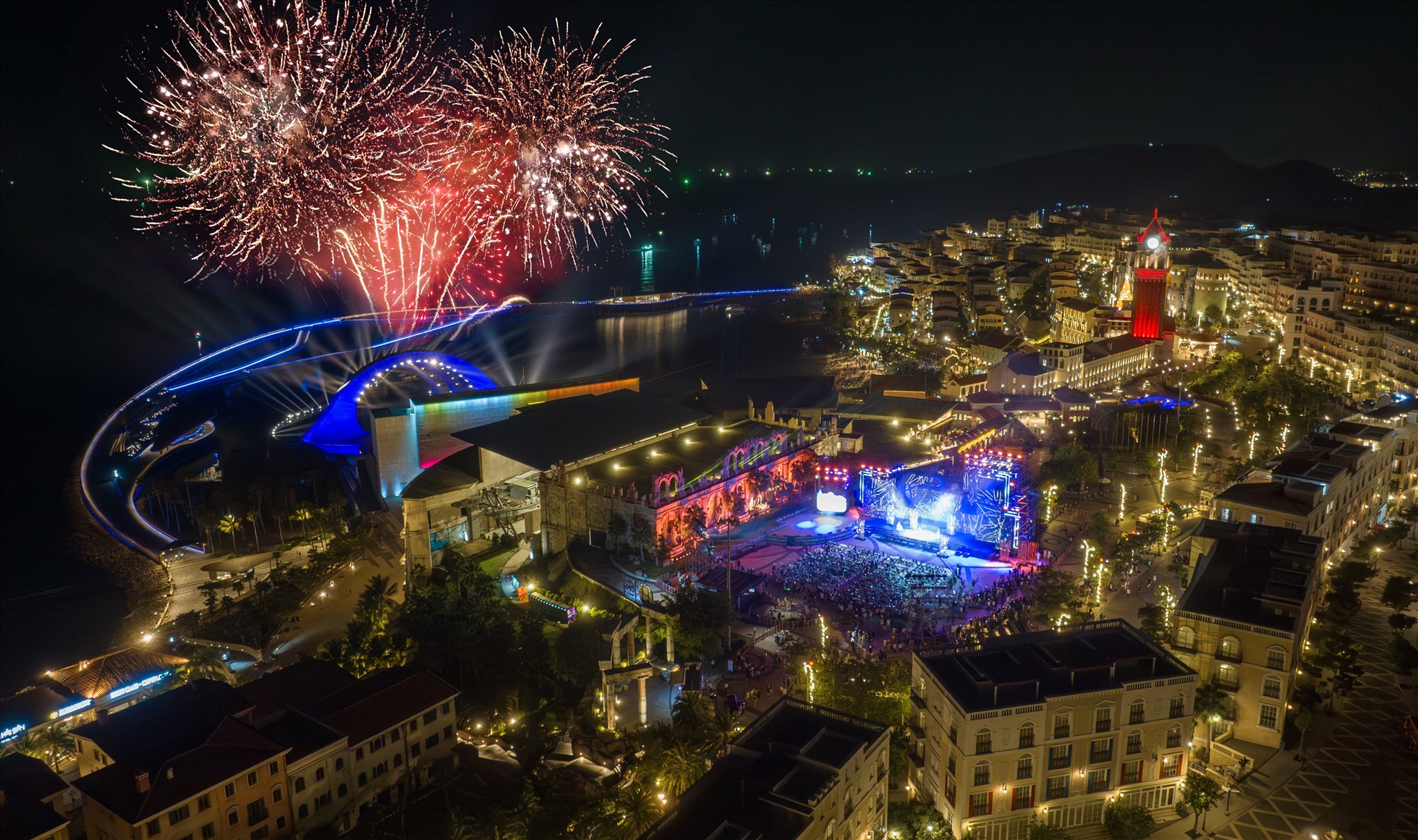 Thị trấn Sunset Town, Phú Quốc bừng sức sống dịp Tết này. Ảnh: Tư liệu