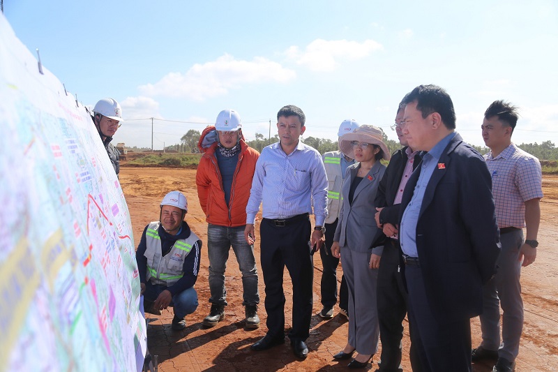 Cơ quan chức năng tỉnh Đắk Lắk đang liên tục đôn đốc các nhà thầu thi công nhanh dự án cao tốc đi Khánh Hòa nhưng vẫn phải đảm bảo chất lượng công trình. Ảnh: Minh Thông