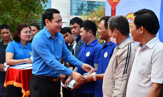 Chủ tịch LĐLĐ Bình Định Hà Duy Trung trao quà Tết cho đoàn viên công đoàn có hoàn cảnh khó khăn. Ảnh: Xuân Nhàn