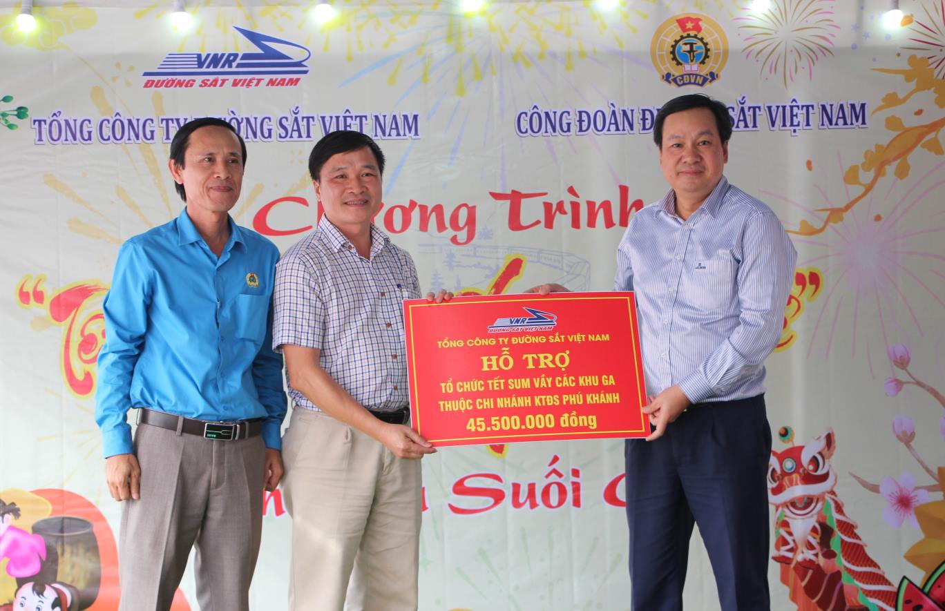 Lãnh đạo Tổng Công ty Đường sắt Việt Nam trao kinh phí tổ chức Tết Sum vầy cho 27 khu ga Nha Trang. Ảnh: Phương Linh