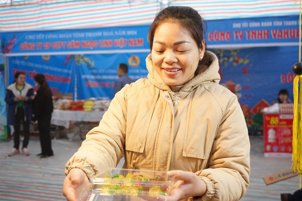 Chị Hà Thị Hòa (công nhân Công ty TNHH giầy Annora Việt Nam) phấn khởi mua các sản phẩm tại Chợ Tết Công đoàn về cho gia đình. Ảnh: Quách Du 