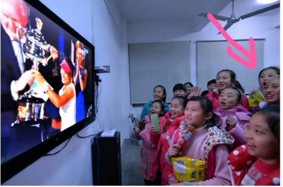 Hình ảnh Zheng, 11 tuổi, và các bạn chứng kiến khoảnh khắc Li Na nhận cúp vô địch Australian Open 2014. Ảnh: Chụp màn hình