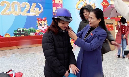 Bà Đỗ Thị Lan - Phó Chủ nhiệm Ủy ban Xã hội của Quốc hội - thăm hỏi công nhân người lao động tại "Chợ Tết Công đoàn năm 2024". Ảnh: Đoàn Hưng