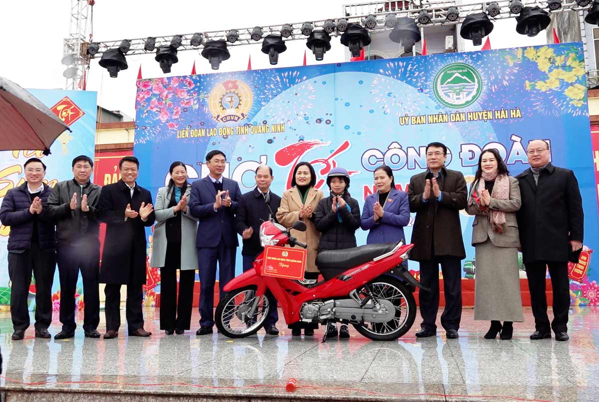 Các đại biểu trao xe máy cho công nhân lao động trong chương trình bốc thăm trúng thưởng. Ảnh: Đoàn Hưng
