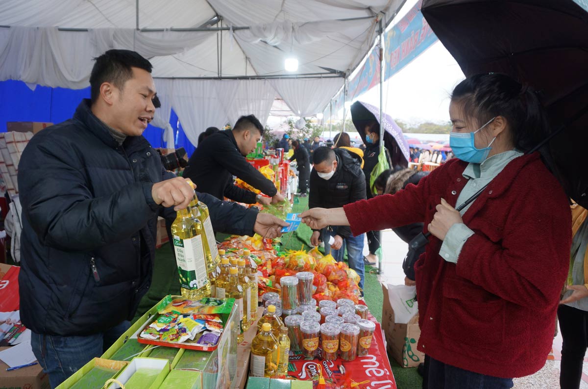 Công nhân mua hàng bằng phiếu mua hàng tại chợ Tết Công đoàn. Ảnh: Đoàn Hưng