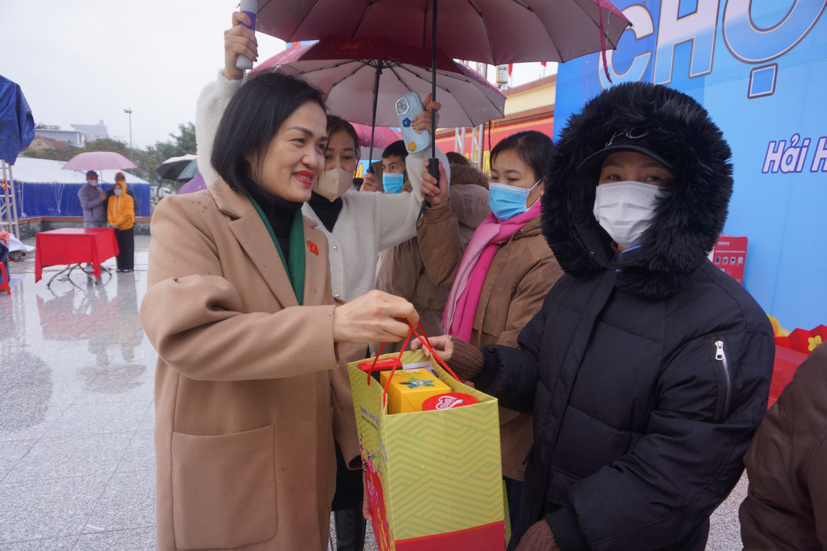Bà Trần Thị Kim Nhung - Ủy viên Thường trực Ủy ban Pháp luật của Quốc hội trao quà cho công nhân, người lao động. Ảnh: Đoàn Hưng