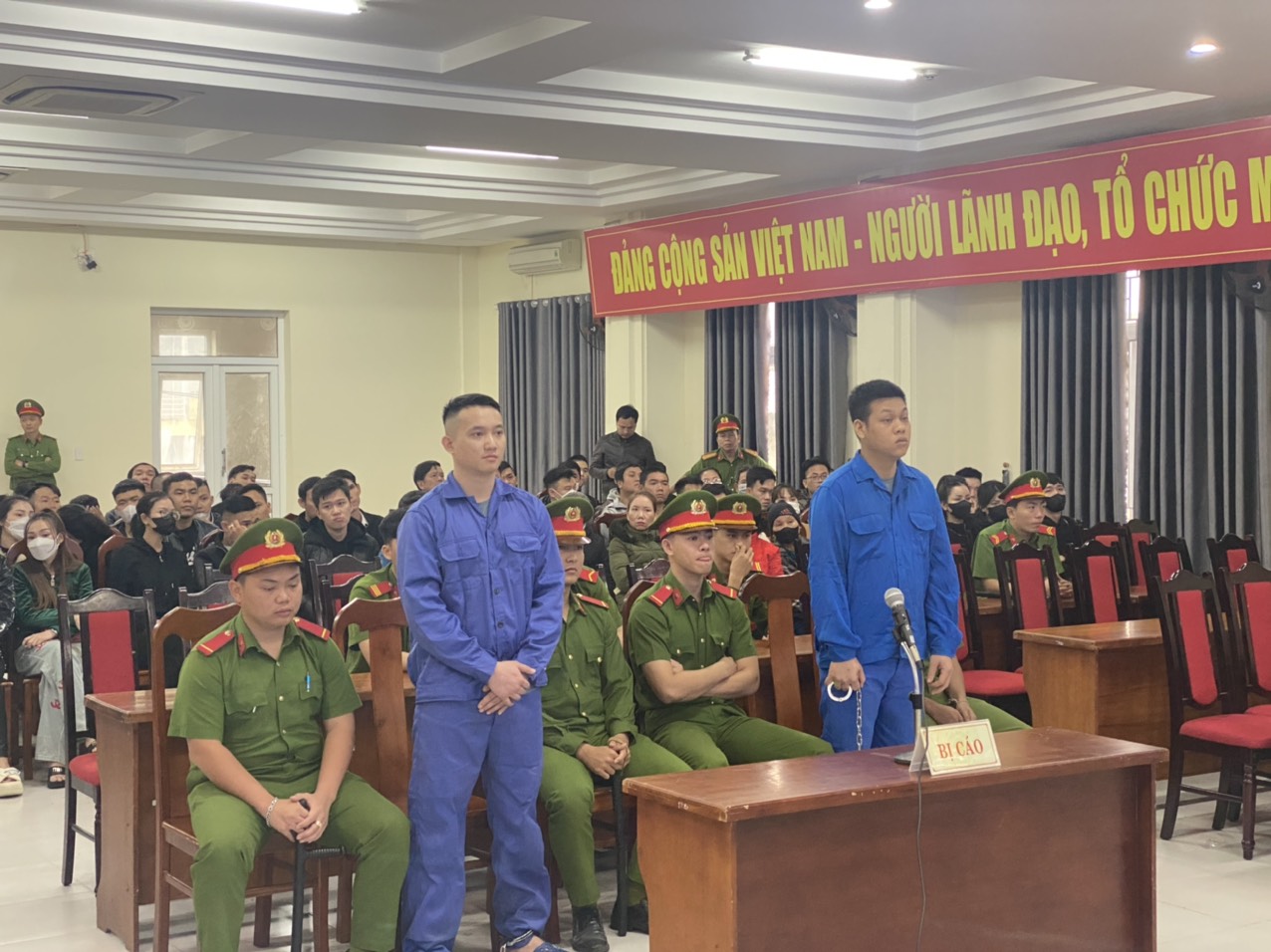Hai bị cáo Lê Ân (phải) và Ngô Đức Minh (trái) tại tòa. Ảnh: Trang Trần