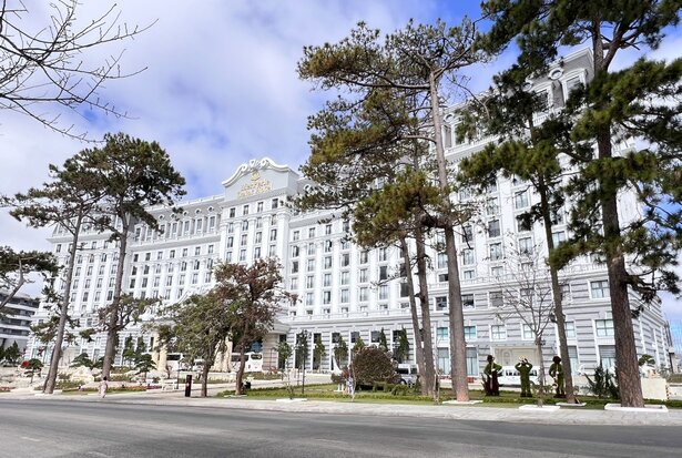 Tại nhiều thời điểm, cơ quan chức năng đã buông lỏng quản lý xây dựng nên đã để cho chủ đầu tư khách sạn 5 sao lớn nhất thành phố Đà Lạt xây dựng nhiều hạng mục sai phép với diện tích lớn. Ảnh: Bảo Lâm