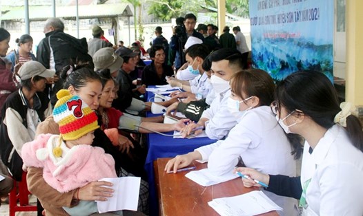 Các y, bác sĩ khám bệnh cho người dân xã Sơn Tinh, huyện Sơn Tây, tỉnh Quảng Ngãi. Ảnh: Quốc Chinh