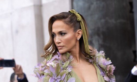 Jennifer Lopez nổi bật tại show Haute Couture Xuân - Hè 2024 tổ chức tại Paris (Pháp). Ảnh: Xinhua