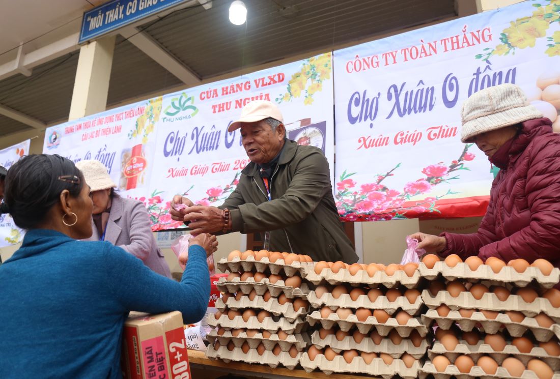 Các gian hàng 0 đồng bán trứng được nhiều người dân quan tâm. Mỗi người tới chợ đều mua vài quả.