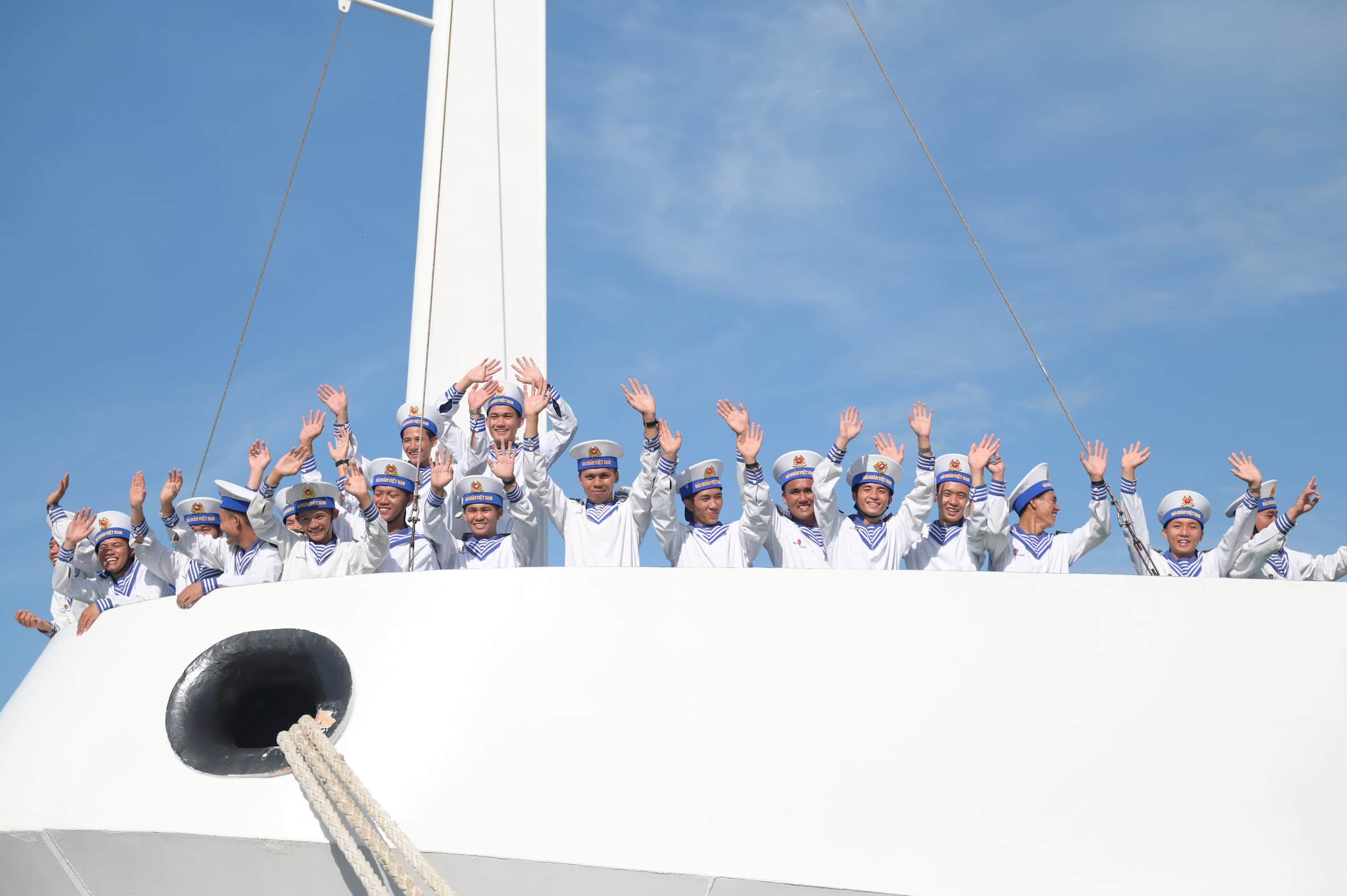 Vùng 4 Hải quân huy động 4 chiếc tàu vận chuyển hàng hóa cùng các chiến sĩ lần đầu tiên nhận nhiệm vụ công tác tại đảo xa. Ảnh: Vĩnh Thành