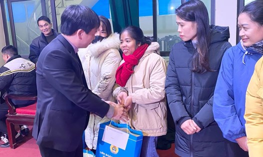 Ông Nguyễn Minh Cảnh - Phó Chủ tịch LĐLĐ tỉnh Thanh Hóa trao quà đến đoàn viên, người lao động. Ảnh: Trần Lâm