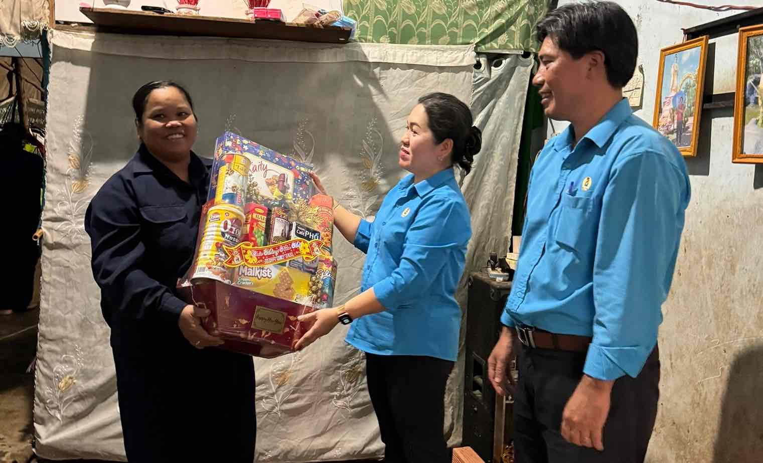 Lãnh đạo LĐLĐ TP Long Khánh về nhà trọ tặng quà cho công nhân lao động. Ảnh: Công đoàn Long Khánh