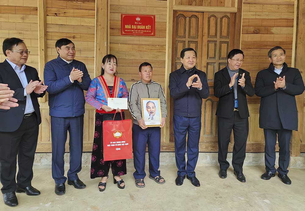 gắn biển nhà Đại đoàn kết cho gia đình ông Giàng A Lồng, bản Chế Nhù, xã Si Pa Phìn, huyện Nậm Pồ.