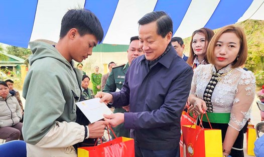 Phó Thủ tướng Lê Minh Khái trao tặng quà Tết cho các công nhân lao động, hộ nghèo và gia đình chính sách tại huyện Nậm Pồ, tỉnh Điện Biên. Ảnh: Vũ Lợi