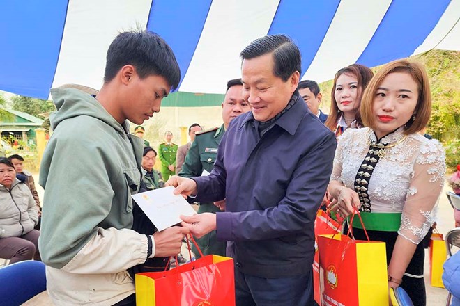 Phó Thủ tướng Chính phủ Lê Minh Khái thăm và chúc Tết công nhân tại Điện Biên