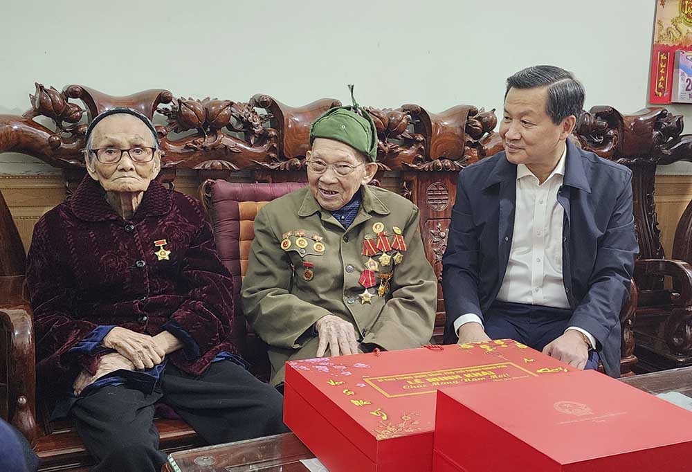 Phó Thủ tướng Chính phủ Lê Minh Khái chúc Tết một số gia đình chính sách tại tỉnh Điện Biên. Ảnh: Vũ Lợi