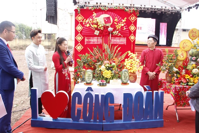 Một đội thi thuyết trình về phần thi bày mâm ngũ quả ngày Tết. Ảnh: Quyết Chiến 