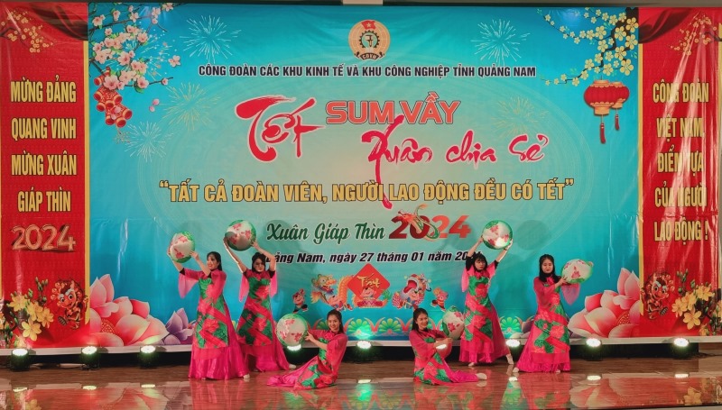 Sau 1 năm khó khăn, NLĐ tại các khu công nghiệp Quảng Nam hân hoan tổ chức chương trình “Tết xum vậy - Xuân sẻ chia“. Ảnh: Hoàng Bin.