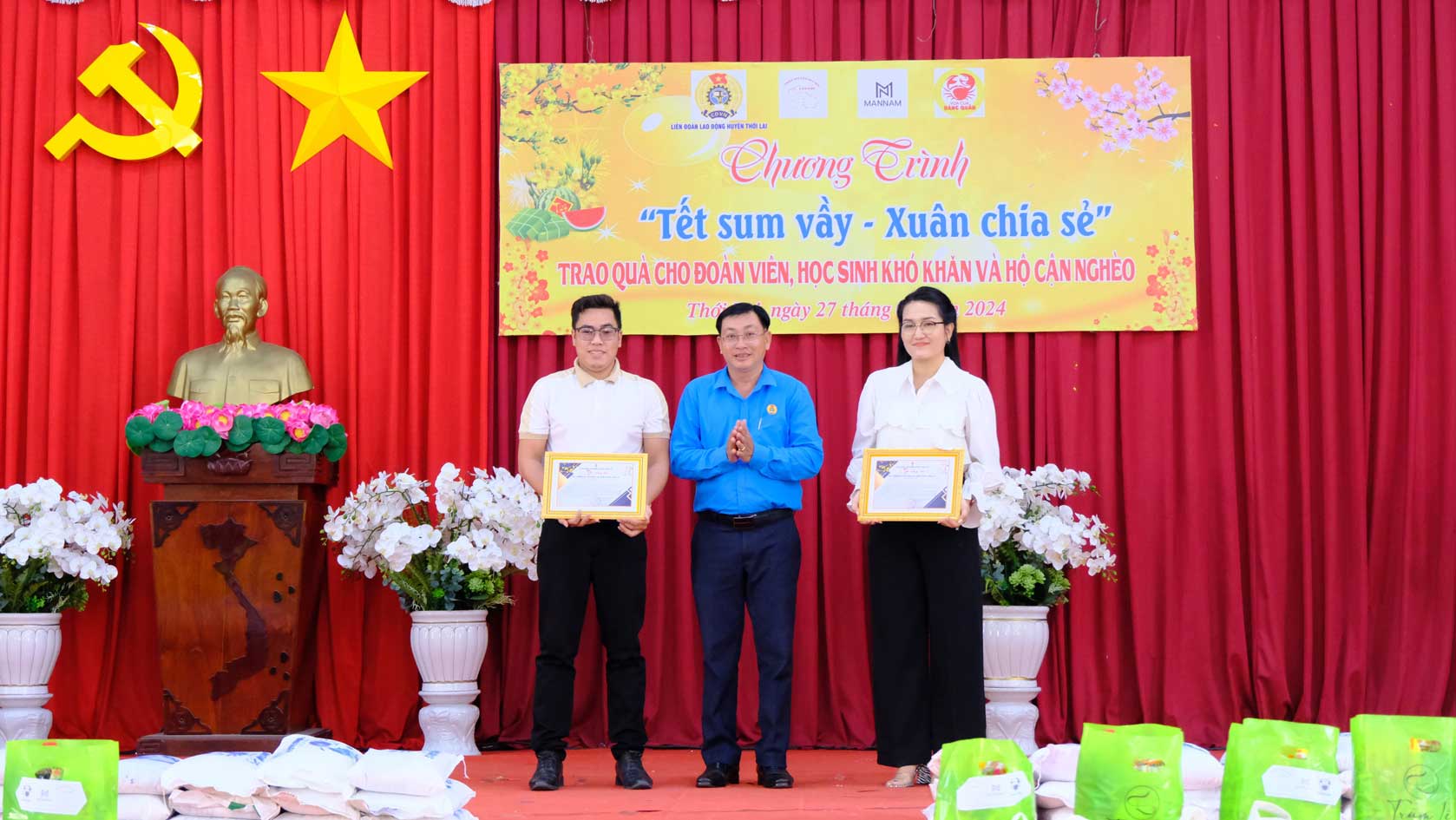 Chủ tịch LĐLĐ huyện Thới Lai Phan Thanh Sang trao Thư cảm ơn cho các đơn vị tài trợ. Ảnh: Mỹ Ly
