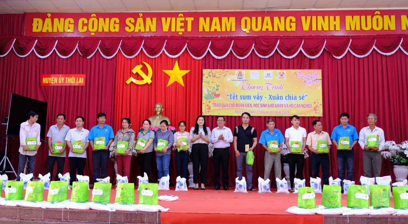 Phó Chủ tịch UBND huyện Thới Lai Nguyễn Văn Hoàng trao quà cho các đoàn viên trên địa bàn huyện. Ảnh: Mỹ Ly