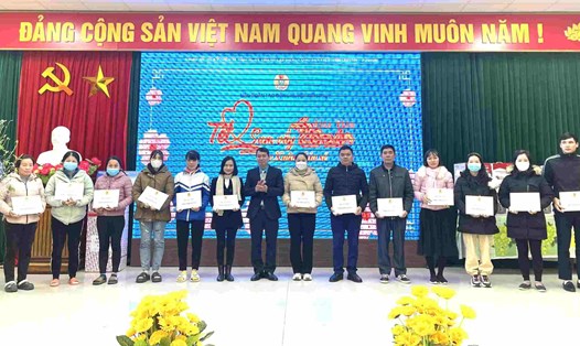 Lãnh đạo LĐLĐ huyện Kiến Thuỵ trao quà Tết tặng CNVCLĐ. Ảnh: Mai Dung