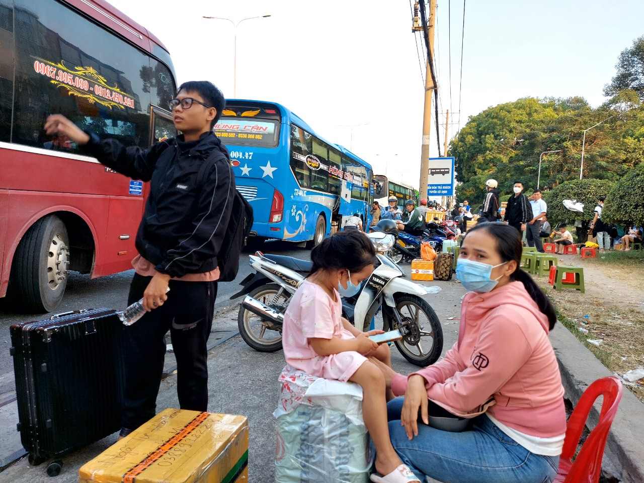 Chị Mai Thị Oanh (quê Bình Định) chia sẻ: “Nếu ra bến xe Miền Đông mới tôi phải tốn thời gian, mất thêm tiền đi xe ôm hay taxi. Trong khi hãng xe tôi thường đi lại không có trong bến. Gọi điện đặt vé thì họ hẹn ra đây đón”.