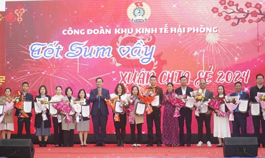 Các Câu lạc bộ Chủ tịch công đoàn cơ sở phối hợp Công đoàn Khu kinh tế Hải Phòng tổ chức thành công chương trình Tết sum vầy 2024. Ảnh: Mai Dung
